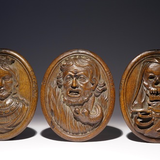 Drie Vlaamse houten medaillons met allegorische voorstellingen van "De Glorie", "De Hel" en "De Dood", 17e eeuw